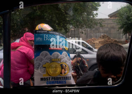 Boy verkauft Zeitschriften an Fahrer in Delhi. Stockfoto