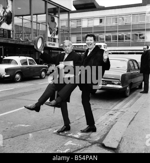 Unterhaltung-Comedy: US-amerikanischer Komiker George Burns angekommen am Flughafen Heathrow heute zum Stern in Thames Television einstündige besondere 'Max', Darsteller Max Bygraves, der am Flughafen, um ihn zu treffen war. Auch die Ankunft am Flughafen mit George Burns war glamourösen Lisa Miller, die ihn in einer Comedy-Routine in der Show teilnehmen werden. Einstieg in eine Routine (von links nach rechts) George Burns und Max Bygraves abgebildet in Heathrow heute. November 1969 Z11396-002 Stockfoto