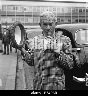 Unterhaltung-Comedy: US-amerikanischer Komiker George Burns angekommen am Flughafen Heathrow heute zum Stern in Thames Television einstündige besondere 'Max', Darsteller Max Bygraves, der am Flughafen, um ihn zu treffen war. Auch die Ankunft am Flughafen mit George Burns war glamourösen Lisa Miller, die ihn in einer Comedy-Routine in der Show teilnehmen werden. George Burns, US-amerikanischer Komiker, die heute am Flughafen Heathrow abgebildet. November 1969 Z11396-003 Stockfoto