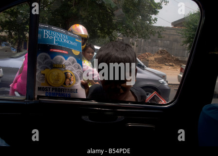 Indianerjunge Zeitschriften im Verkehr Marmeladen in Neu-Delhi zu verkaufen. Stockfoto