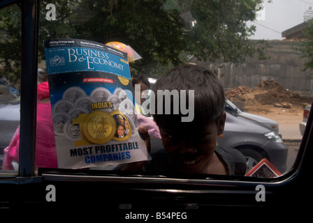 Indianerjunge Zeitschriften im Verkehr Marmeladen in Neu-Delhi zu verkaufen. Stockfoto