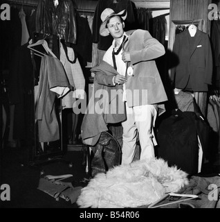 Mode Kleidung Humor. Junge männliche Modell David Kempton aus East Croydon, arbeiten heute in der neuen jungen männlichen Herrenmode-Boutique in Kensington Church Street begonnen. Seine Geschenke es schaffte die vorweihnachtliche Kunden mehr als einmal seht ihn euch an, in der Tat wenn sie bleiben Sie lange genug, dass sie ihn sehen konnte 288 verschiedene Outfits tragen, für David auf eine Marothon Kleidung ändern, bis Donnerstag, sechs Änderungen eine Stunde, Tag und Nacht Einrichten einer neuen Welt Rekord für Kleidung zu ändern. David Kempton an der "Take 6" eilige Änderungen. Dezember 1969 Z11607-001 Stockfoto