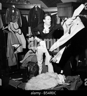 Mode Kleidung Humor. Junge männliche Modell David Kempton aus East Croydon, arbeiten heute in der neuen jungen männlichen Herrenmode-Boutique in Kensington Church Street begonnen. Seine Geschenke es schaffte die vorweihnachtliche Kunden mehr als einmal seht ihn euch an, in der Tat wenn sie bleiben Sie lange genug, dass sie ihn sehen konnte 288 verschiedene Outfits tragen, für David auf eine Marothon Kleidung ändern, bis Donnerstag, sechs Änderungen eine Stunde, Tag und Nacht Einrichten einer neuen Welt Rekord für Kleidung zu ändern. David Kempton an der "Take 6" eilige Änderungen. Dezember 1969 Z11607-004 Stockfoto