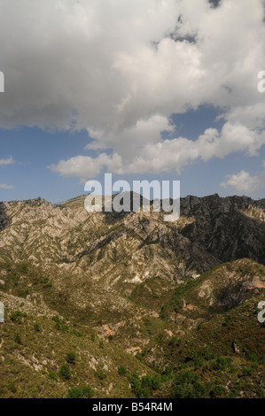 Die Naturparks Bergregion im Süden von Spanien unter einem bewölkten Sommerhimmel. Stockfoto