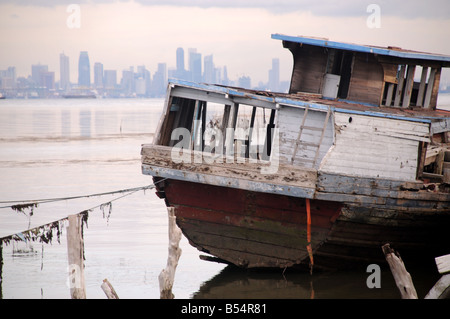 Pier-Szene mit Singapur Belakang Padang Riau Inseln Indonesien Stockfoto