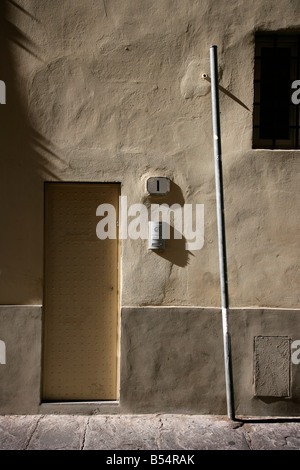 Wand und Tür in einer Seitenstraße Florenz Italien Stockfoto