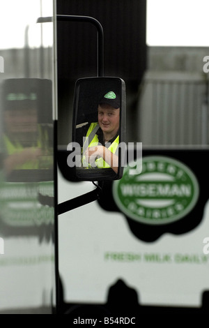 19 jährige Jim Wilson, Britians jüngste Klasse c (24 Tonnen LKW) Fahrer, arbeitet für Wisemans Molkerei, Redmill ind Immobilien Whitburn. Stockfoto