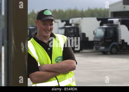 19 jährige Jim Wilson, Britians jüngste Klasse c (24 Tonnen LKW) Fahrer, arbeitet für Wisemans Molkerei, Redmill ind Immobilien Whitburn. Stockfoto