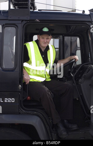 19 jährige Jim Wilson, Britians jüngste Klasse c (24 Tonnen LKW) Fahrer, arbeitet für Wisemans Molkerei, Redmill ind Immobilien Whitburn. Stockfoto