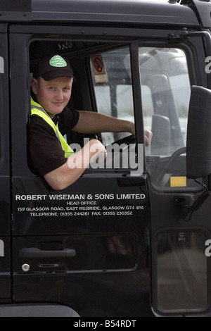 19 jährige Jim Wilson, Britians jüngste Klasse c (24 Tonnen LKW) Fahrer, arbeitet für Wisemans Molkerei, Redmill ind Immobilien Whitburn. Stockfoto