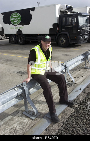 19 jährige Jim Wilson, Britians jüngste Klasse c (24 Tonnen LKW) Fahrer, arbeitet für Wisemans Molkerei, Redmill ind Immobilien Whitburn. Stockfoto