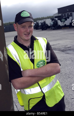 19 jährige Jim Wilson, Britians jüngste Klasse c (24 Tonnen LKW) Fahrer, arbeitet für Wisemans Molkerei, Redmill ind Immobilien Whitburn. Stockfoto