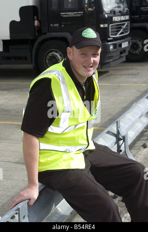 19 jährige Jim Wilson, Britians jüngste Klasse c (24 Tonnen LKW) Fahrer, arbeitet für Wisemans Molkerei, Redmill ind Immobilien Whitburn. Stockfoto