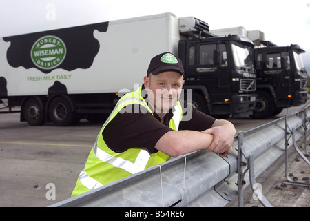 19 jährige Jim Wilson, Britians jüngste Klasse c (24 Tonnen LKW) Fahrer, arbeitet für Wisemans Molkerei, Redmill ind Immobilien Whitburn. Stockfoto