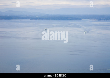 Fähren gehen einander in Elliot Bay aus Waterfront District von Seattle, Washington, USA Stockfoto