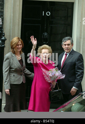 Ehemaliger Premier Margret Thatcher wird von aktuellen Premierminister Gordon Brown begrüßt, wie sie in Nr. 10 Downing Street für Gespräche Stockfoto