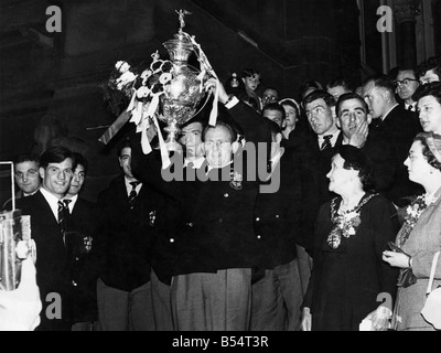 Rugly League-Cup-Finale. Str. Helens und Helifax. Captain Alan Prescot, umgeben von Teamkollegen und Stadträte, hält die Tasse empor für die riesige Menschenmenge auf dem Marktplatz zu sehen. Mai 1956 P011516 Stockfoto