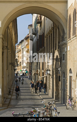 Ein Blick entlang Lungarno General Diaz führt zur Ponte Vecchio Brücke mit der Vasari-Korridor über den Bögen auf der linken Seite. Stockfoto