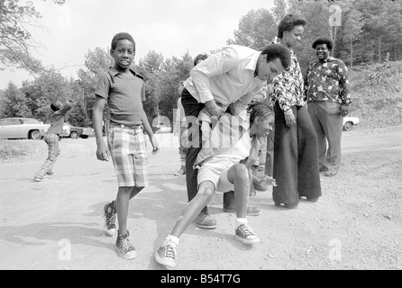 Muhammad Ali Cassius Clay Ausbildung bei seinem Pennsylvanian Mountain retreat für seinen Kampf gegen George Foreman in Zaire mit Familie Freunde und fans von August 27. 1974 27 08 1974 74 5147 lokale Beschriftung Mohamed Stockfoto