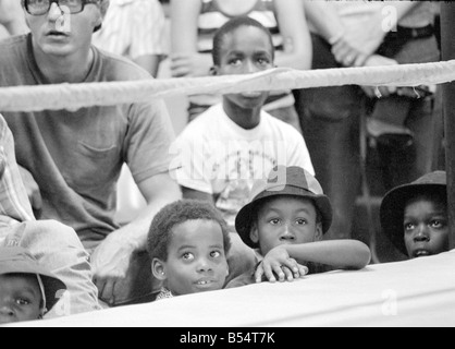 Muhammad Ali Cassius Clay Ausbildung bei seinem Pennsylvanian Mountain retreat für seinen Kampf gegen George Foreman in Zaire Ali s Kinder beobachtete ihn August trainieren 27. 1974 27 08 1974 74 5147 lokale Beschriftung Mohamed Stockfoto