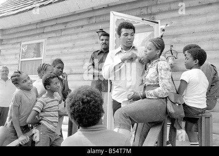 Muhammad Ali Cassius Clay Ausbildung bei seinem Pennsylvanian Mountain retreat für seinen Kampf gegen George Foreman in Zaire mit Familie Freunde und fans von August 27. 1974 27 08 1974 74 5147 lokale Beschriftung Mohamed Stockfoto