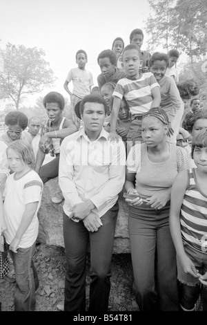 Muhammad Ali Cassius Clay Ausbildung bei seinem Pennsylvanian Mountain retreat für seinen Kampf gegen George Foreman in Zaire mit Familie Freunde und fans von August 27. 1974 27 08 1974 74 5147 lokale Beschriftung Mohamed Stockfoto