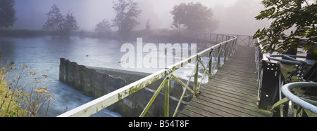 Sulhampstead Wehr und Fußgängerbrücke über den Fluß Kennet in der Nähe von Reading Berkshire Uk Stockfoto