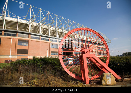 Eine symbolische rote Grube Kopf Rad steht auf dem Gelände der ehemaligen Zeche Wearmouth in Sunderland. Stockfoto