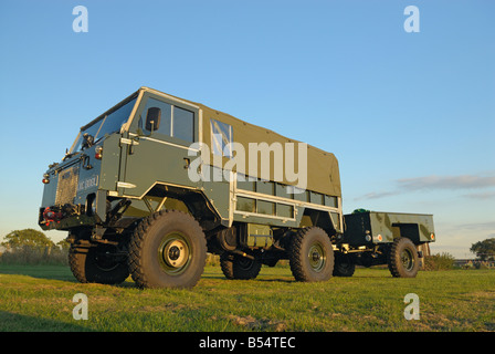 Sehr ungewöhnliche Ex-Militär Land-Rover 101 Forward Control Anhängerbetrieb macht getrieben, wodurch es 6-Rad-Antrieb. Stockfoto