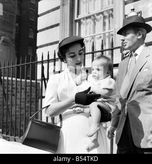 Elizabeth Taylor mit dem Baby und Michael Wilding auf den Stufen der Wohnung Grosvenor Square, vor seiner Abreise nach Heath Row. September 1953 D5512-003 Stockfoto
