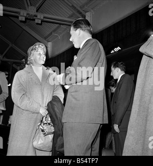 Der Bayerische Staat Opera Company in England angekommen, eine Zeitlang am Royal Opera House Covent Garden. Gerda Sommerschuh, Principal in der Firma, im Gespräch mit Herrn Harewood, die den Zug am Victoria traf. September 1953 D5639-001 Stockfoto