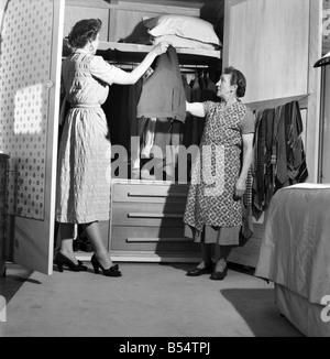 Frauen: Tall: Frau Helen Gavin Präsident der The Tall Women Association rund um das Haus und die Küche hier gesehen. September 1953 Stockfoto