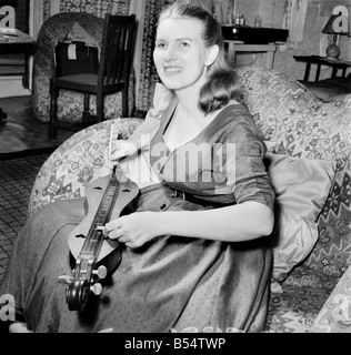 American Folk-Sänger Jean Ritchie, aus Kentucky, USA wird ein neues Musikinstrument zu diesem Land im Fernsehen vorstellen. Das Instrument heißt ein Berg Hackbrett und wird als Beilage zu American Folk-Songs mit einer Gans Feder gespielt. ; September 1953; D5834 Stockfoto