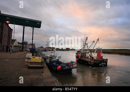 Ein Fischerboot im Hafen von Wells-Next-the-Sea an der Küste von North Norfolk, England. Stockfoto