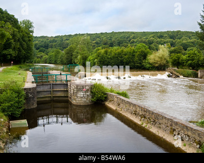 Schleusentore und Wehr am Nantes-Brest-Kanal bei Bon Repos Côtes d Armor Bretagne Frankreich Europa Stockfoto