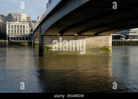 London Bridge Ansicht von unten, City of London, England. Der Name "London Bridge" ist deutlich sichtbar auf der rechten Seite des Piers. Stockfoto