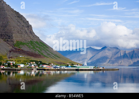 Bíldudalur ist die einzige Siedlung auf Arnarfjörður in der abgelegenen Westfjorde Islands Stockfoto