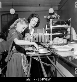 Eine ungewohnte Rolle für Margaret Lockwood ist hinter der Bühne Platz nehmen. Sie Begleitpersonen ihrer Tochter Julia, die eine wunderbare Leistung wie Heidi in der TV-Programm gibt. Sie ist seinen und talentierte Tochter Margaret ist in Mutters Fußstapfen. Margaret wacht über sie, wie sie im Studio besucht. Während der Proben, die sie nie beeinträchtigt wird ihre Tochter TV-Programm. Die Art, wie, die Julia unter völliger Missachtung für die Kameras kühl und sicher völlig wirkt, überrascht ihre Mutter. "Ich wusste nicht, dass sie es tun konnte", sagte sie. November 1953 D6677 Stockfoto