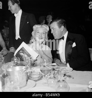 Mode-Designer Norman Hartnell mit Frances Day Schauspielerin und Sängerin auf dem Fashion-Ball im Grosvenor House hier gesehen. November 1953 Stockfoto