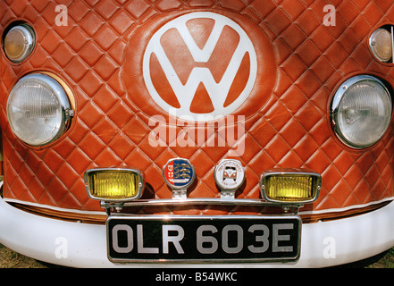 Nahaufnahme von einem roten Jacke Protector auf der Vorderseite des Vintage Volkswagen Wohnmobil mit einem großen VW Emblem Mittelrahmens Stockfoto