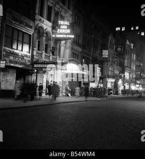 Namen der Bühne zeigt in Lichter am Londoner Theater (Nachtaufnahmen). Versuch und Irrtum. Dezember 1953 D7325-001 Stockfoto