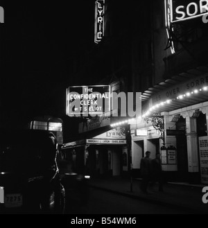 Namen der Bühne zeigt in Lichter am Londoner Theater (Nachtaufnahmen). Die vertrauliche Sekretärin. Dezember 1953 D7325-002 Stockfoto