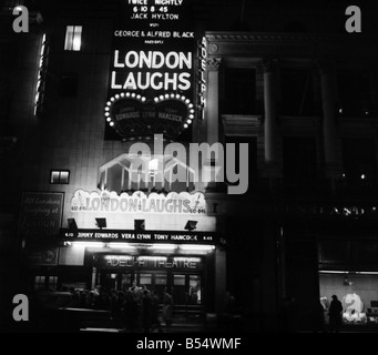 Namen der Bühne zeigt in Lichter am Londoner Theater (Nachtaufnahmen). London-lacht. Dezember 1953 D7325-007 Stockfoto