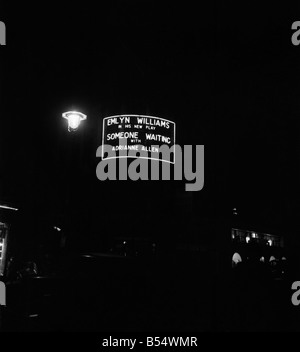 Namen der Bühne zeigt in Lichter am Londoner Theater (Nachtaufnahmen). Jemand wartet. Dezember 1953 D7325-012 Stockfoto