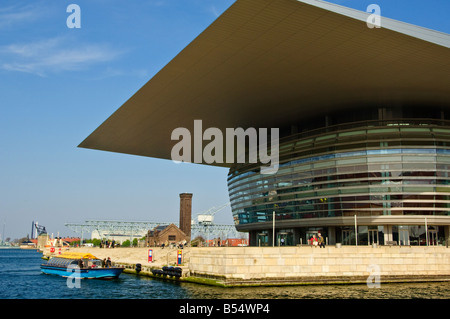 Wasserbus anlaufenden Operaen Opernhaus København Kopenhagen 2005 eröffnet Architekten Henning Larsen Stockfoto