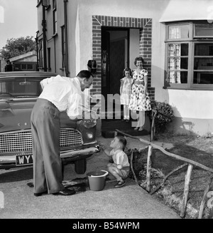 Familie zu Hause: Herr und Frau Atkins, (christliche Namen Thelma und Derek) und ihren beiden Kindern Paul im Alter von 4 Jahren und Julie im Alter von Stockfoto