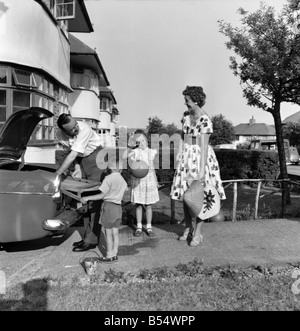 Familie zu Hause: Herr und Frau Atkins, (christliche Namen Thelma und Derek) und ihren beiden Kindern Paul im Alter von 4 Jahren und Julie im Alter von Stockfoto