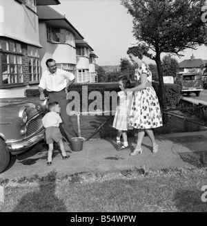 Familie zu Hause: Herr und Frau Atkins, (christliche Namen Thelma und Derek) und ihren beiden Kindern Paul im Alter von 4 Jahren und Julie im Alter von Stockfoto