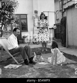 Familie zu Hause: Herr und Frau Atkins, (christliche Namen Thelma und Derek) und ihren beiden Kindern Paul im Alter von 4 Jahren und Julie im Alter von Stockfoto