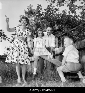 Familie zu Hause: Herr und Frau Atkins, (christliche Namen Thelma und Derek) und ihren beiden Kindern Paul im Alter von 4 Jahren und Julie im Alter von Stockfoto